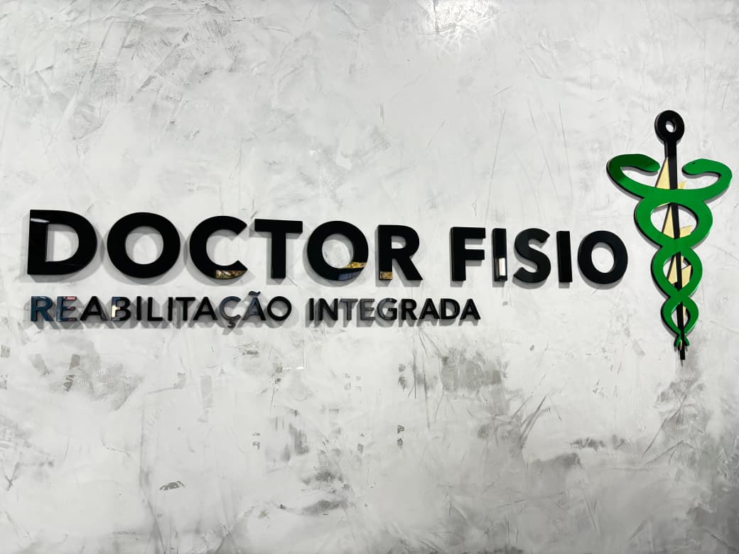Logotipo Doctor Fisio na parede do studio
